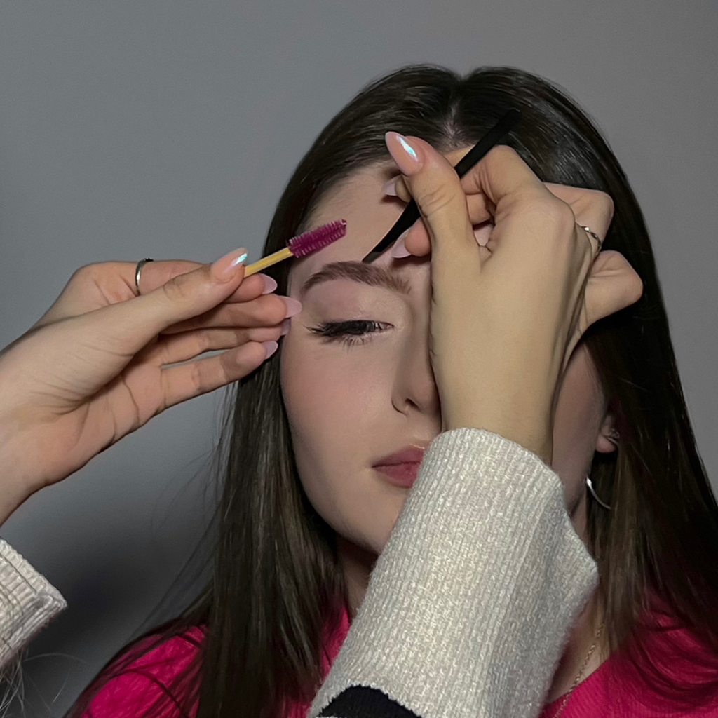Коррекция бровей (воск/пинцет)
