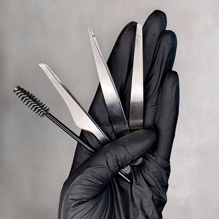 Коррекция бровей (воск/пинцет)