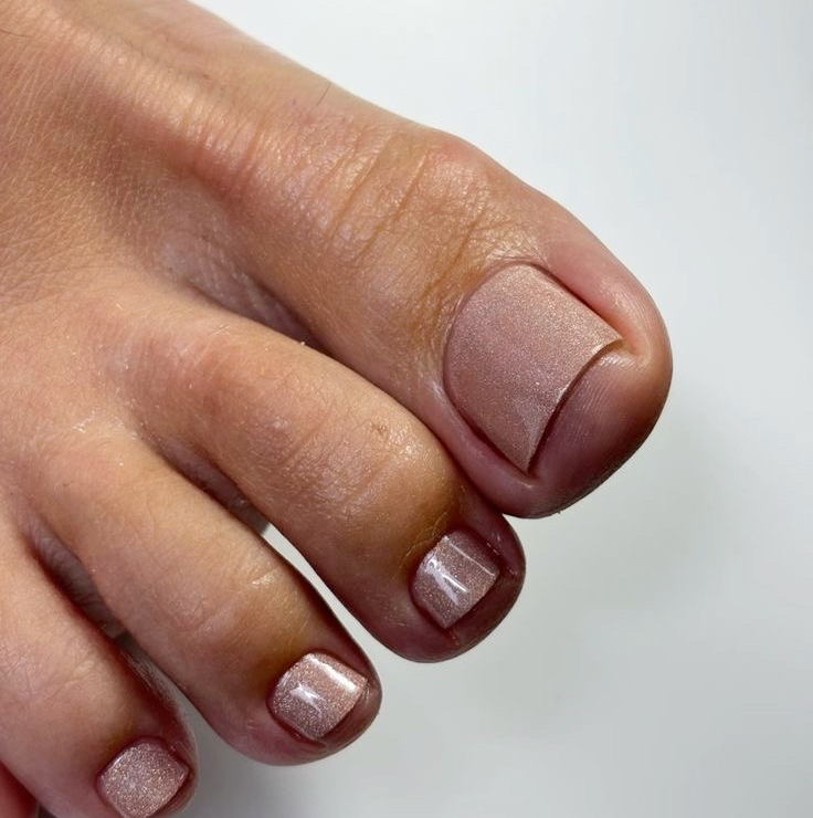 Эстетический педикюр и покрытие обычный декоративный / укрепляющий лак (пальчики + пяточки  уход Smart)