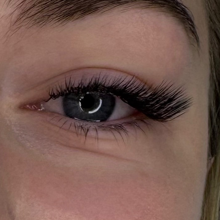 Коррекция наращенных ресниц