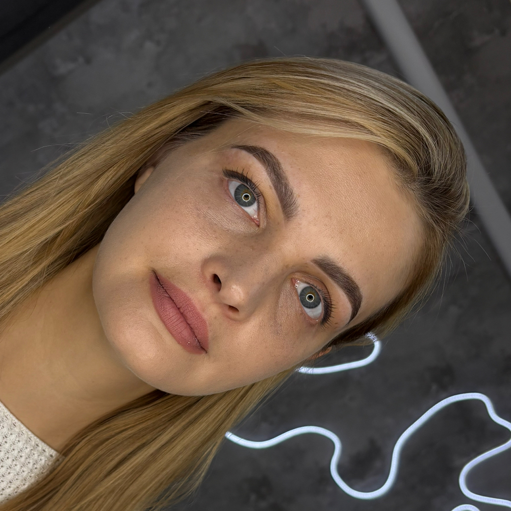 Коррекция бровей