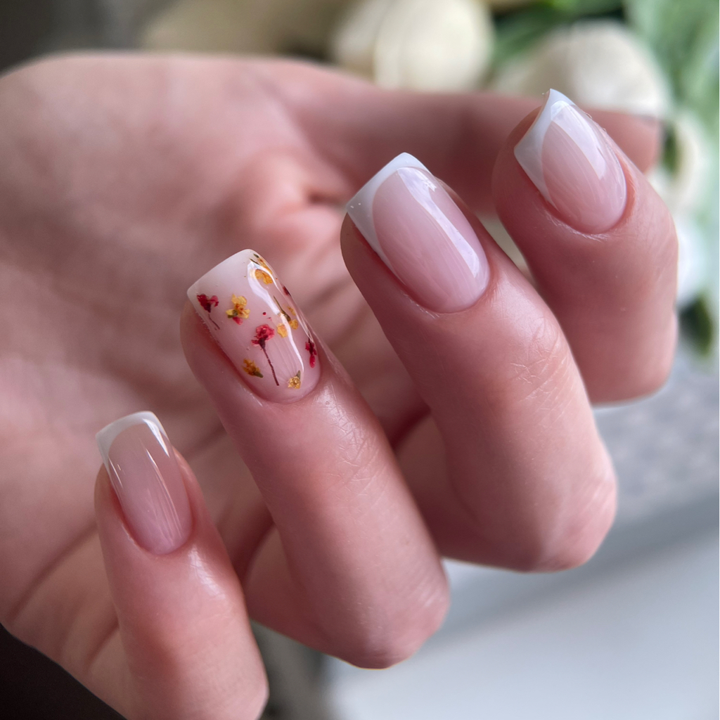 Маникюр с покрытием Френч