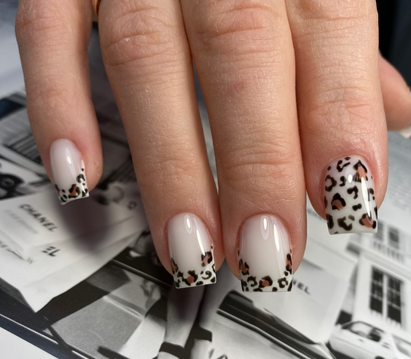 Пакет M (Комбинированный маникюр + укрепление (гелем) + акригель (укрепление, ремонт (2-3 ноготка) + легкий дизайн)