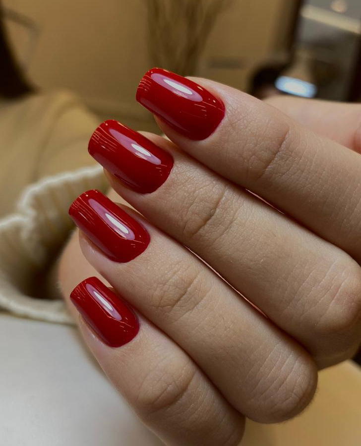 Маникюр с однотонным покрытием и восстановлением архитектуры гелем