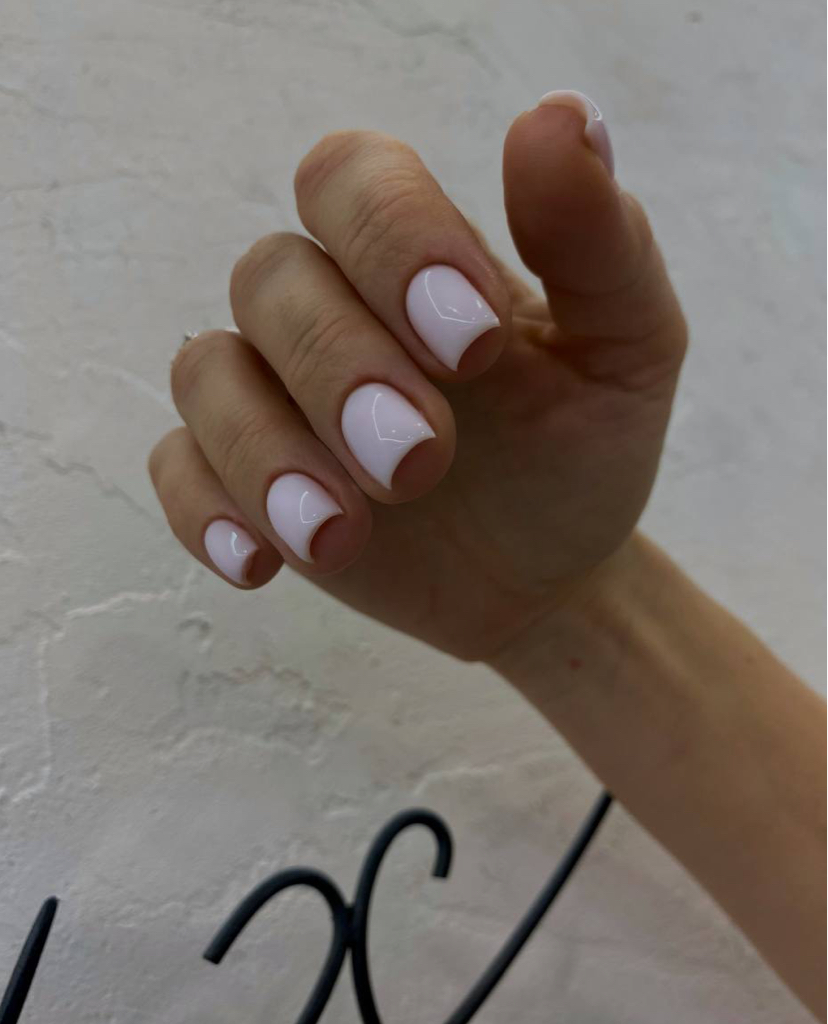 Маникюр с однотонным покрытием и восстановлением архитектуры гелем ведущий мастер