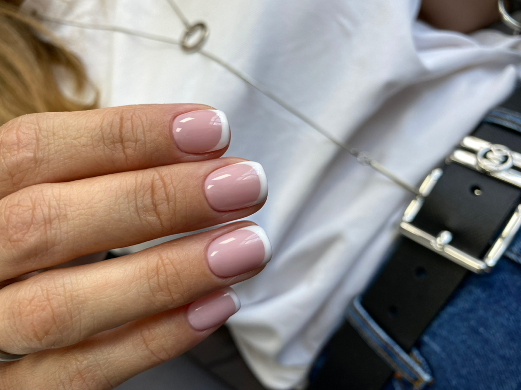 аппартный маникюр с покрытием френч