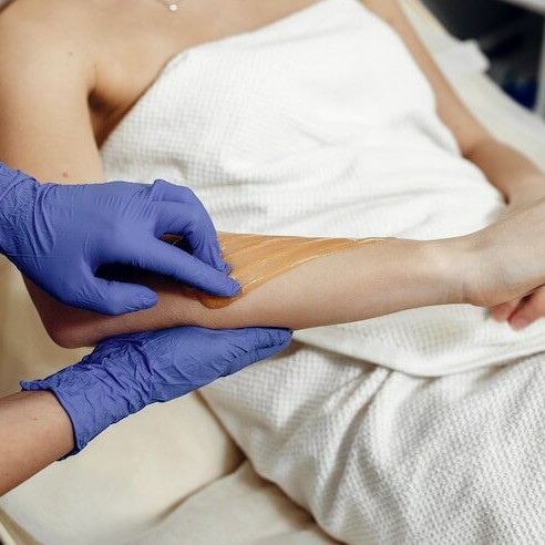 Восковая депиляция. Руки полностью.