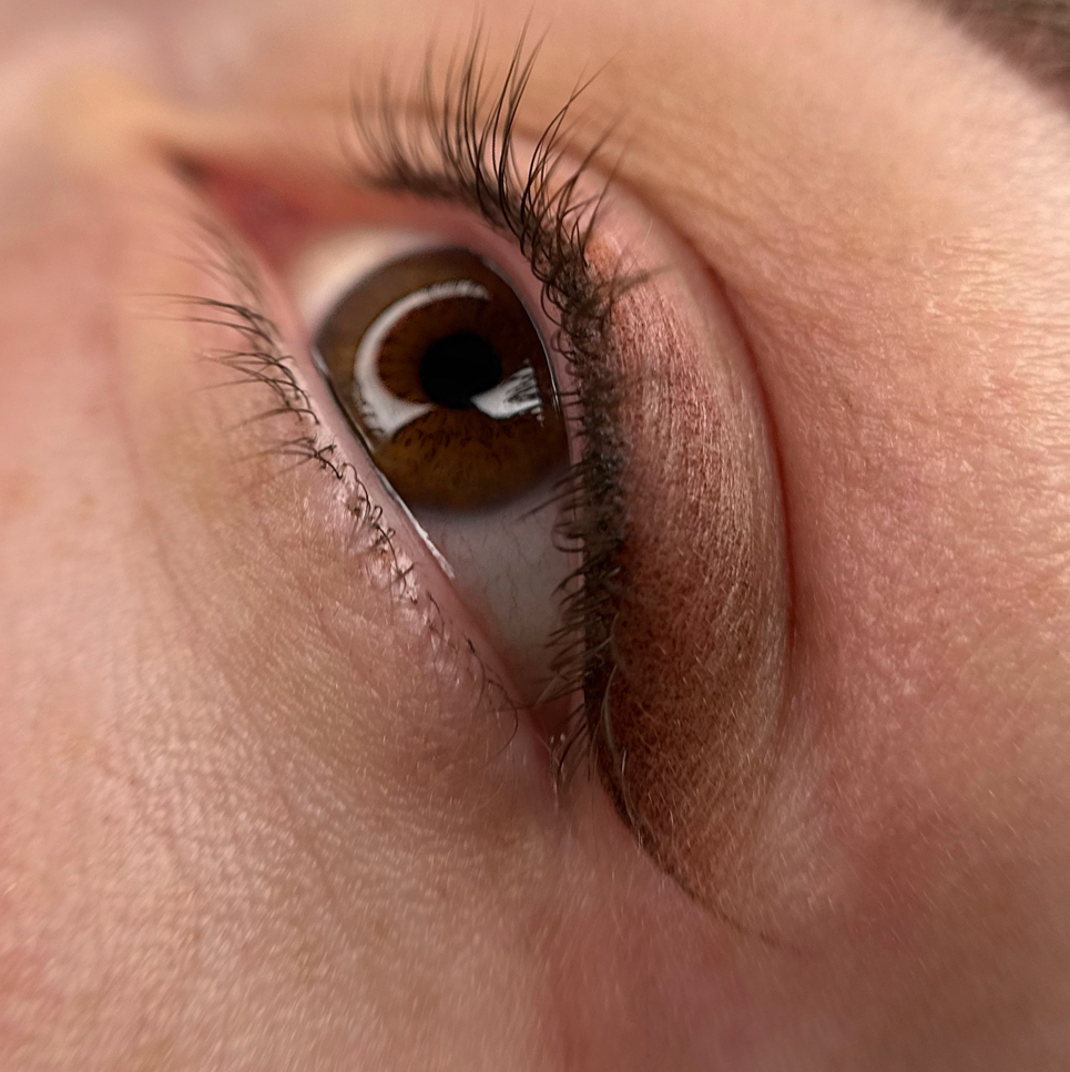 Перманентный макияж век стрелочка с растушевкой