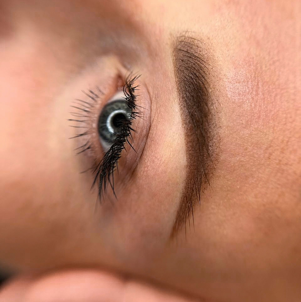 Коррекция перманентного макияжа бровей