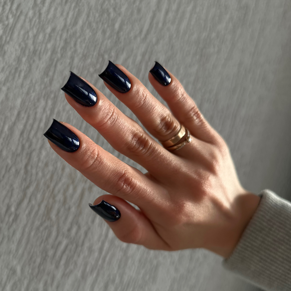 Маникюр с покрытием база + цвет (+ легкий дизайн до 4-х ногтей)