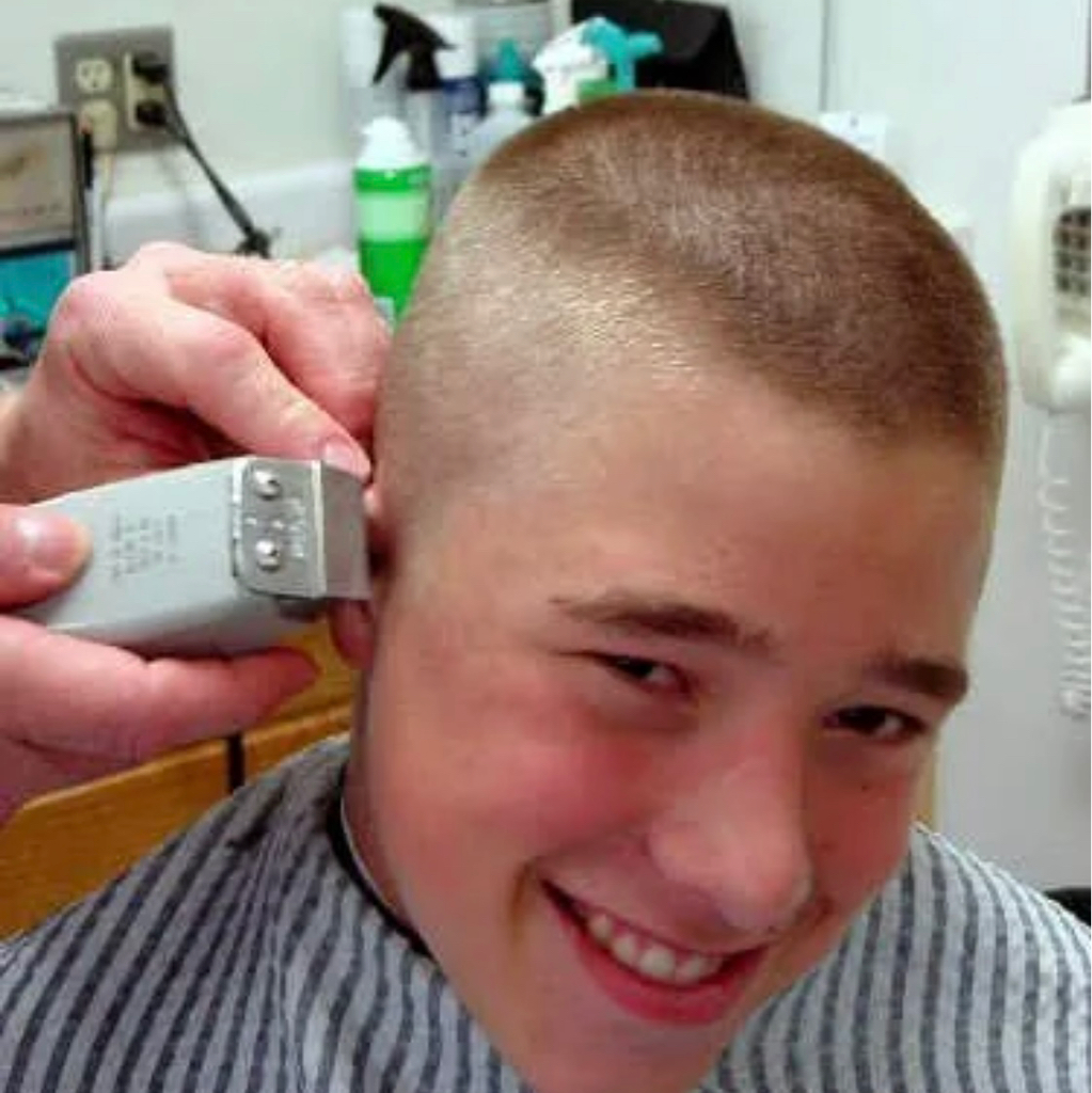 Стрижка мужская под насадки. Выполняется машинкой , выполняется только выбором из 2 насадок до 12 мм. Мытье входит в стоимость.