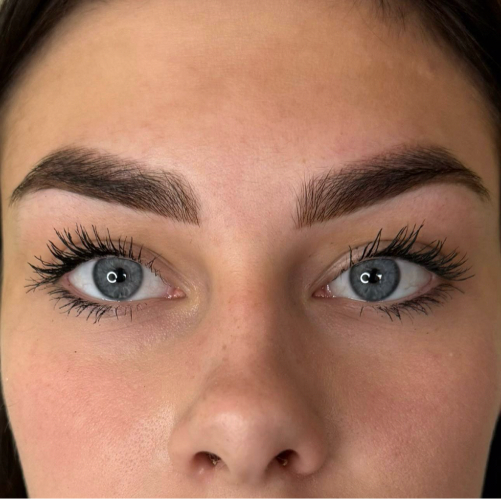 Коррекция бровей