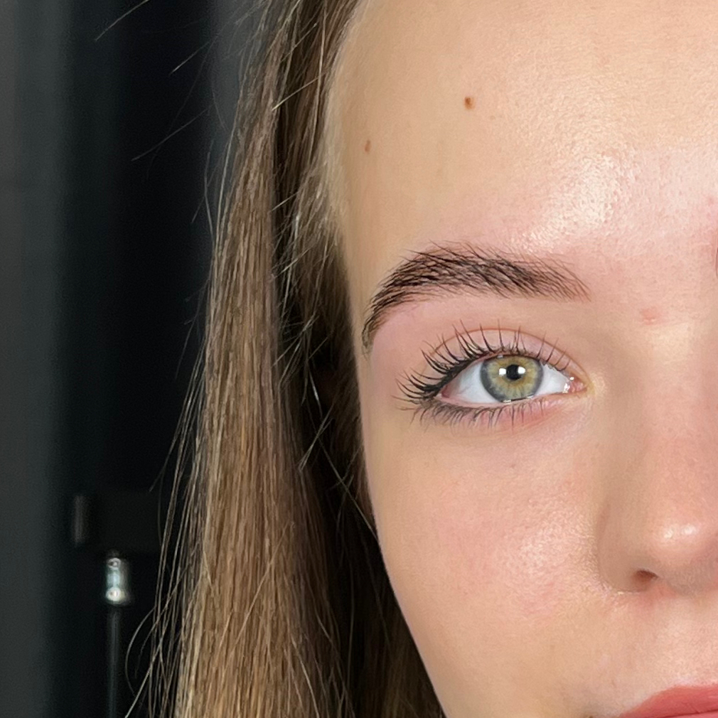 Коррекция бровей