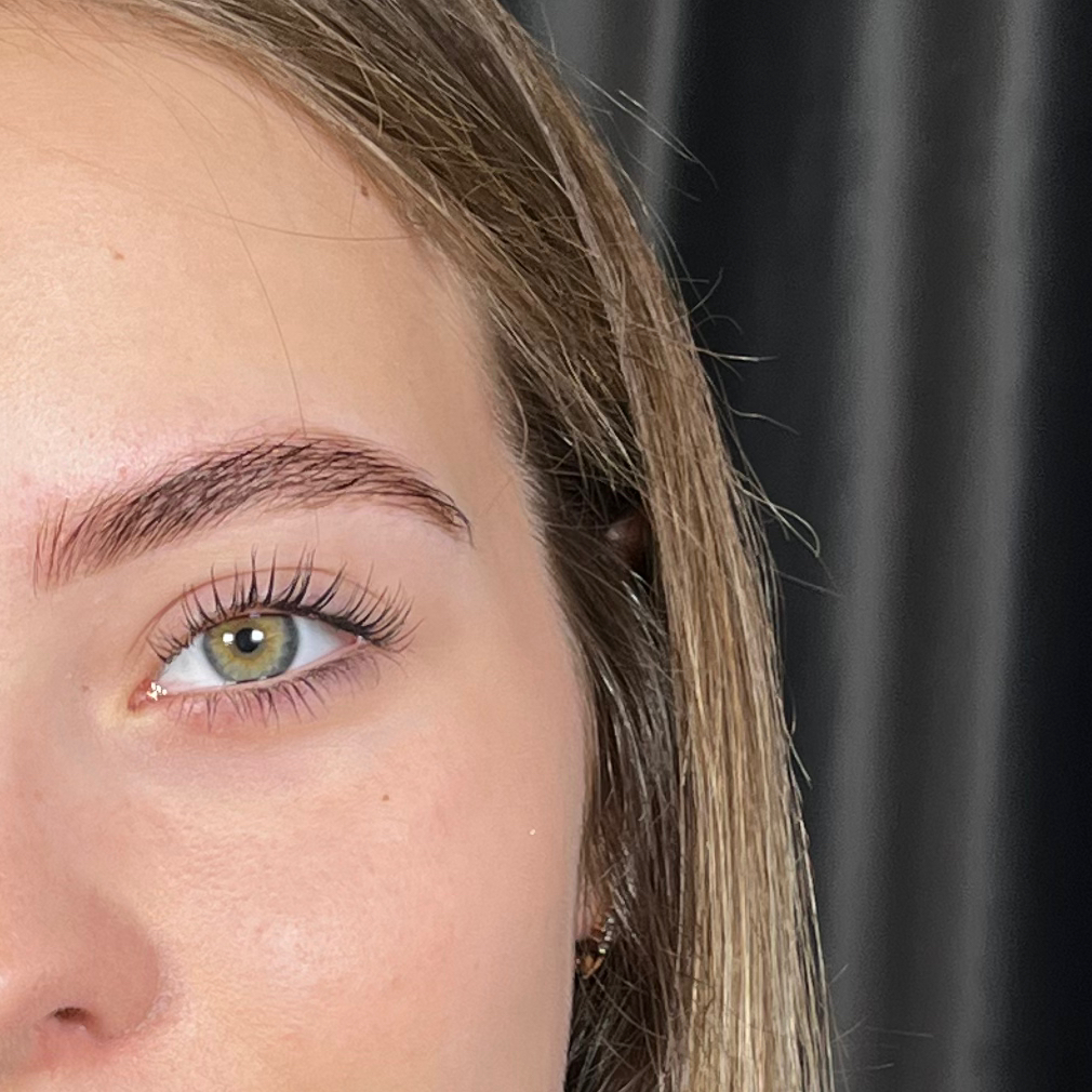 Коррекция и окрашивание бровей