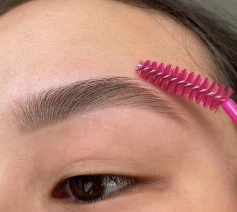 Коррекция бровей (пинцет/нить)