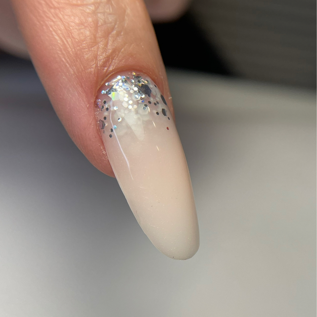 Наращивание ногтей на верхние формы