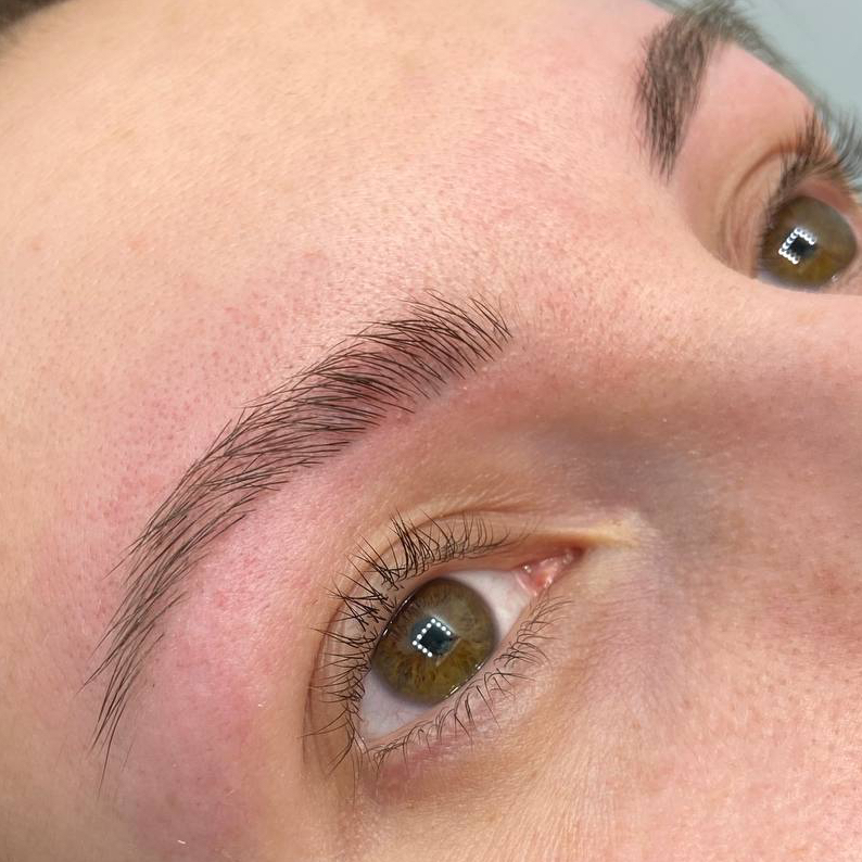 Коррекция бровей женская