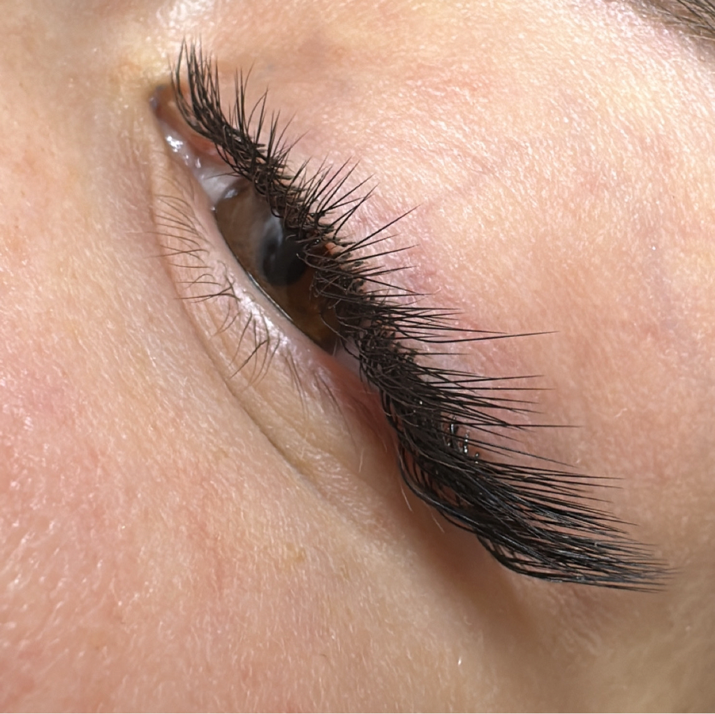 Полуторный объем наращивания ресниц