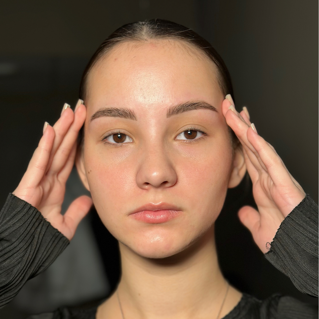 Оформление бровей краской