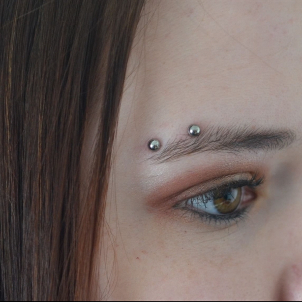 Пирсинг брови