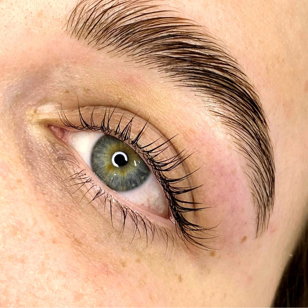 Долговременная укладка бровей +окрашивание краской в натуральной технике