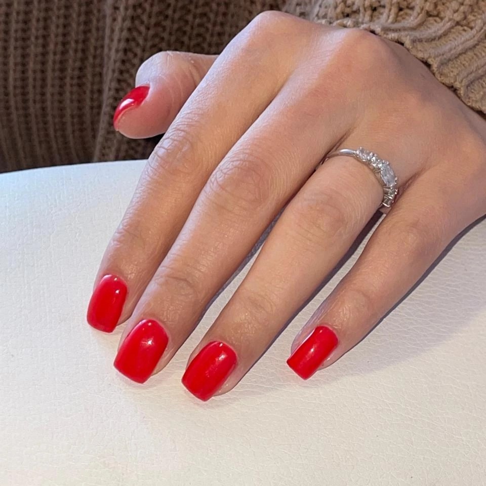 Маникюр + покрытие гель-лак ( укрепление ногтей акригелем по необходимости)