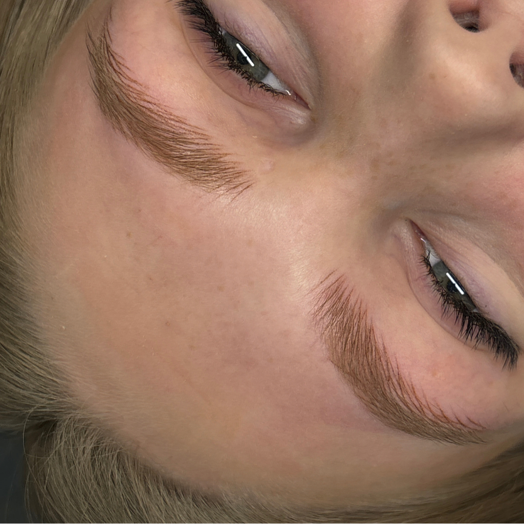 Волосковый перманент бровей