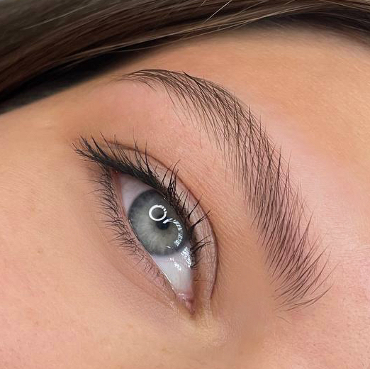 Коррекция бровей с прореживанием