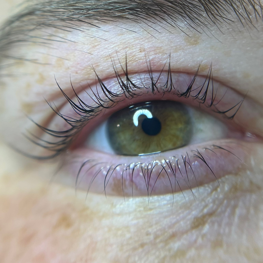 Окрашивание краской нижних ресниц