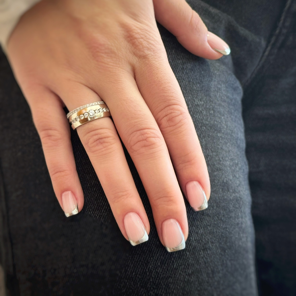 Exención de uñas con gel y manicura esmaltó semipermanente. 
Наращивание ногтей и покрытие гель-лаком.
