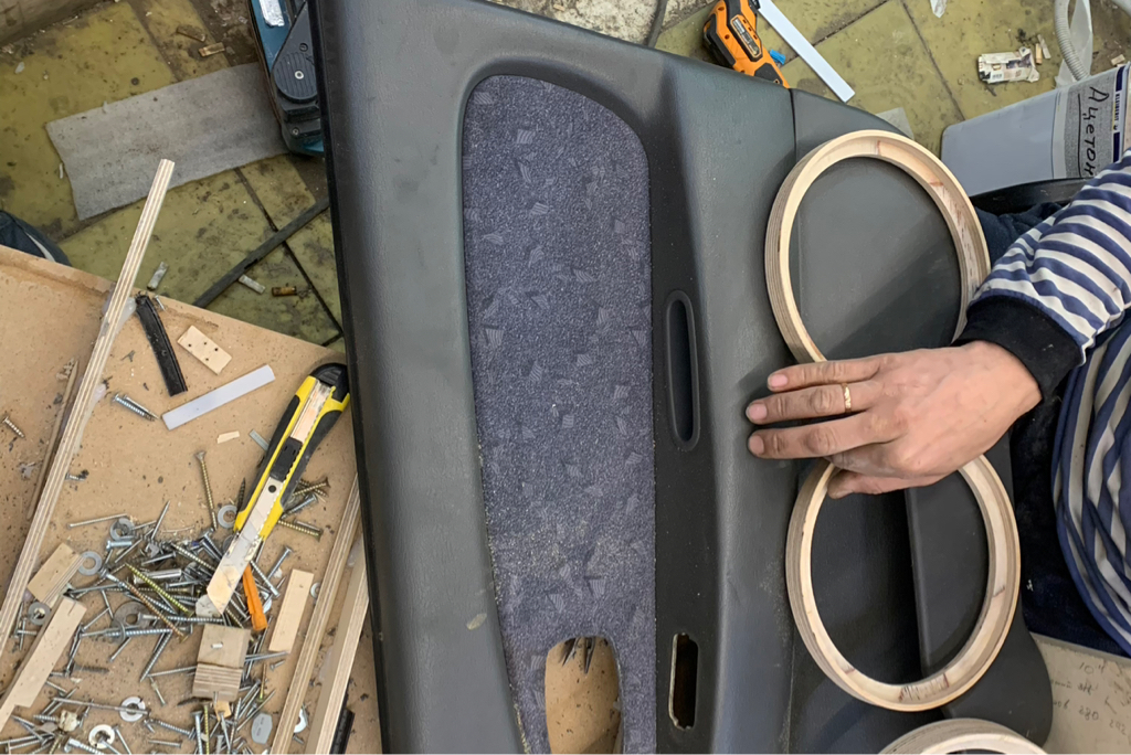 Установка подиумов на передние двери \ акустических карт