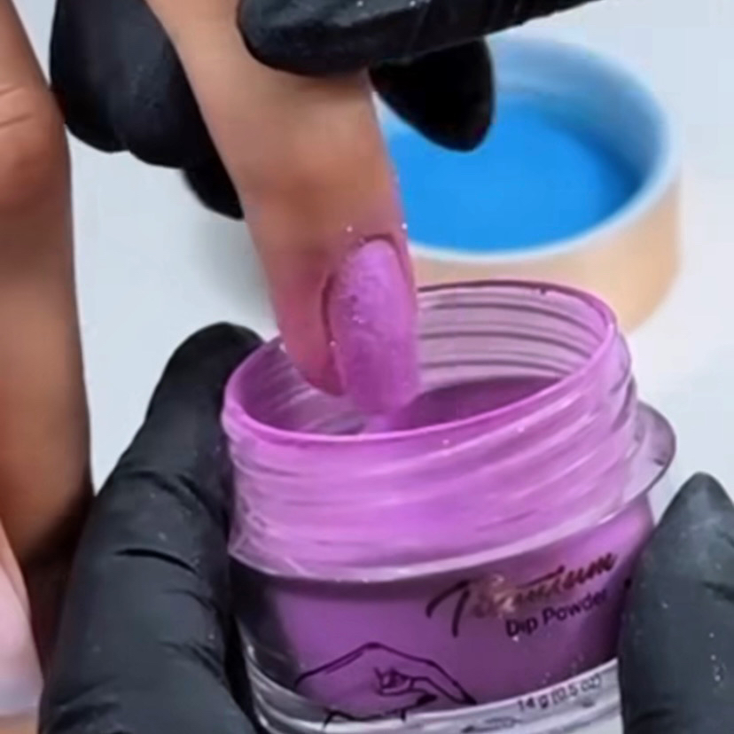 Пудровый маникюр