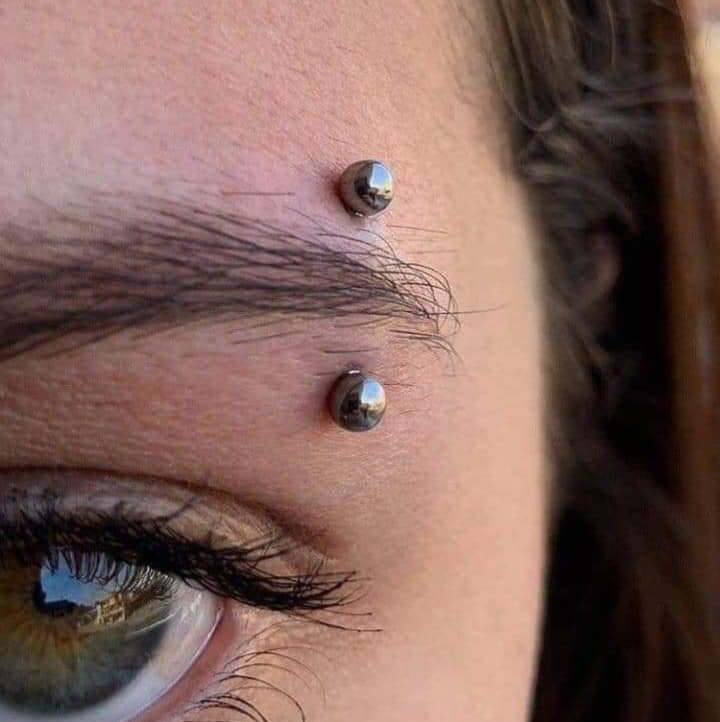 Пирсинг брови