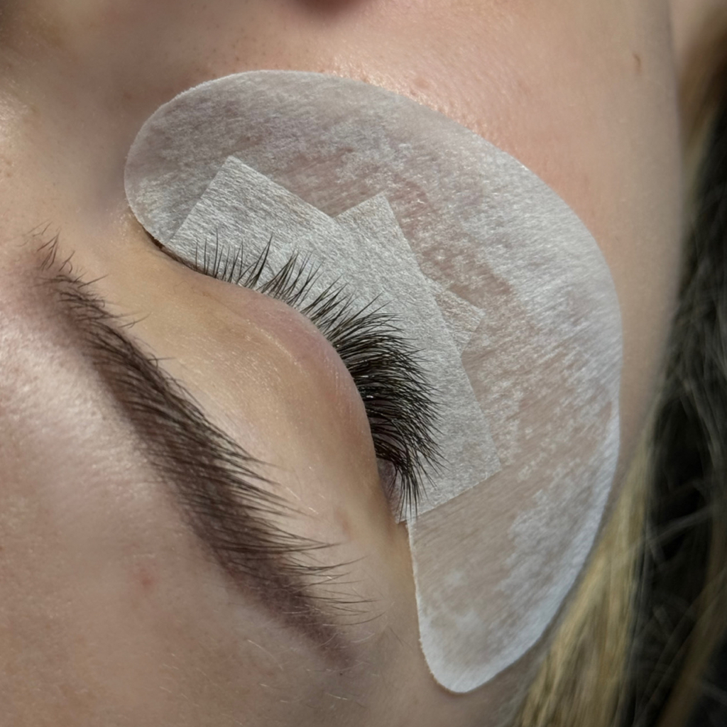 Снятие наращенных ресниц