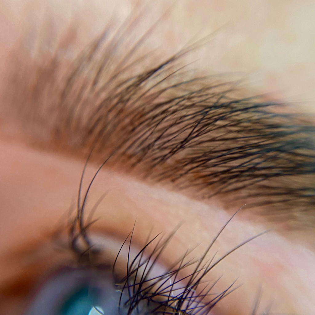 Коррекция бровей