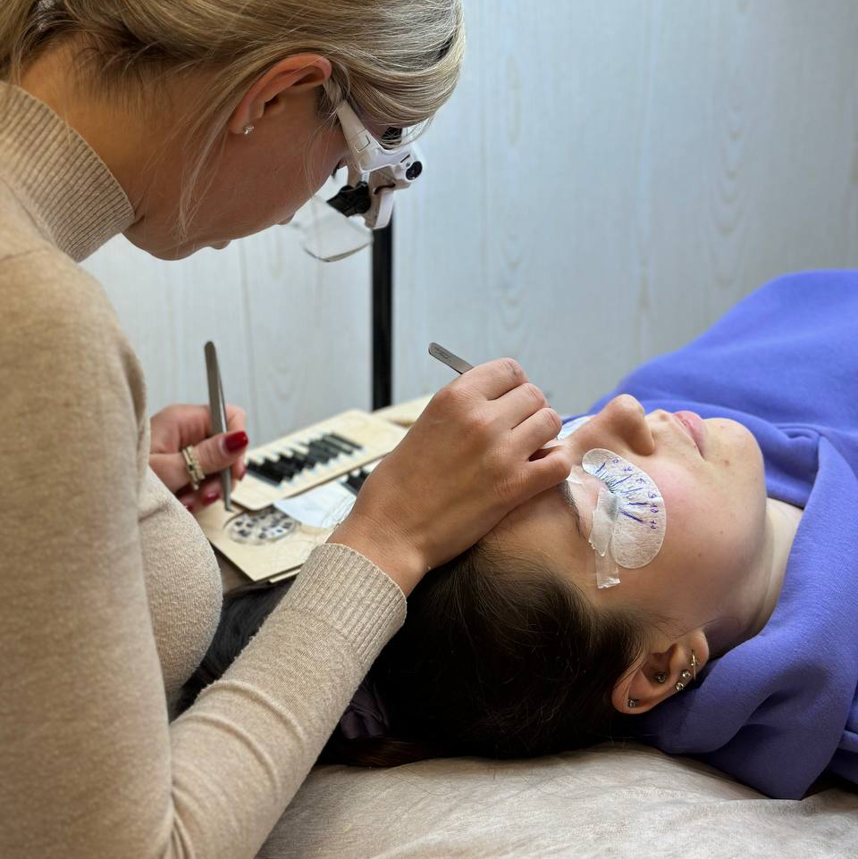 Снятие ресниц чужой работы с последующим наращиванием ресниц