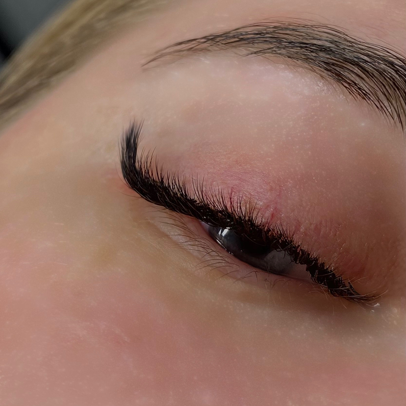 Наращивание ресниц в эффекте «Стрелка»