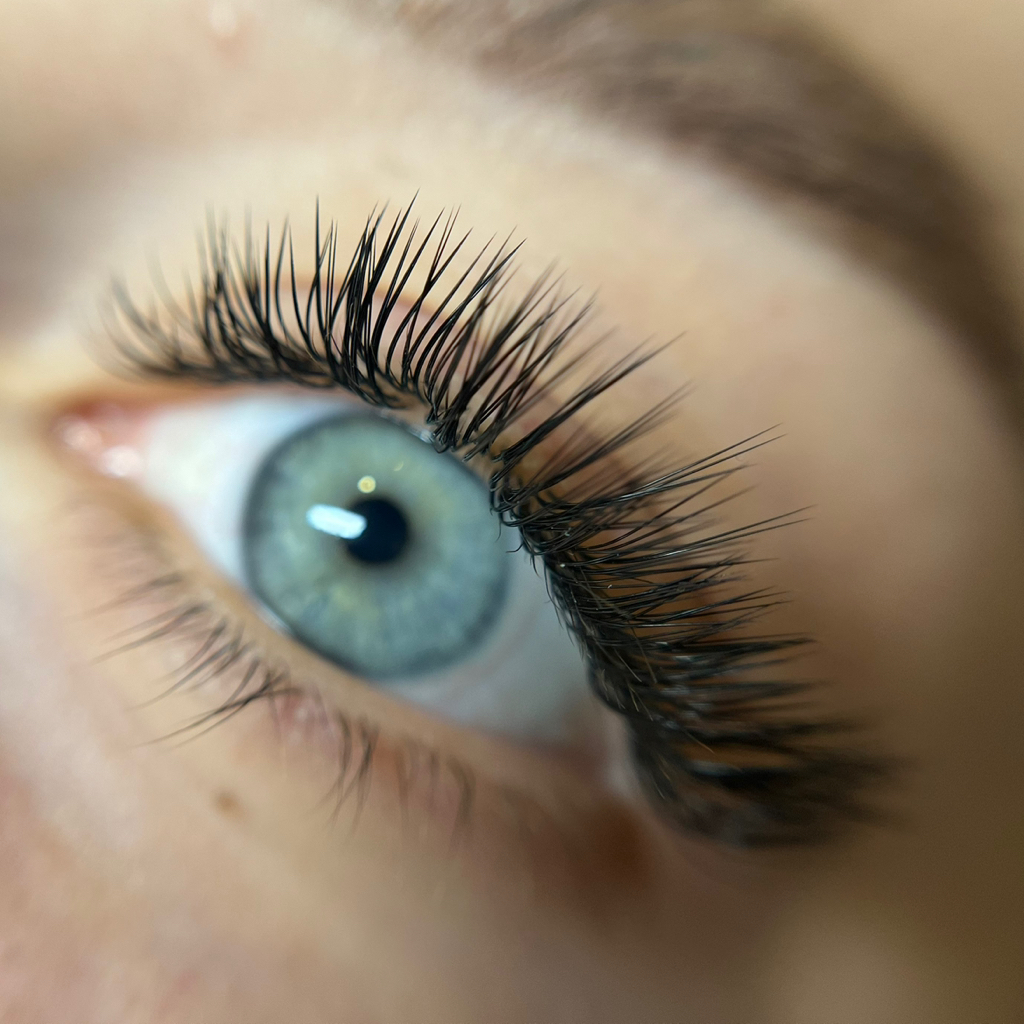 Мокрый эффект наращивания ресниц