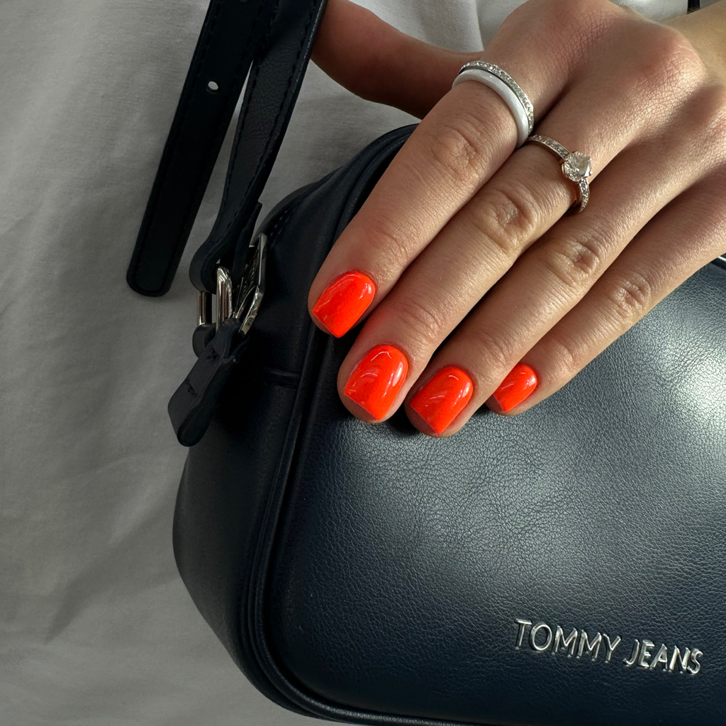 Маникюр с укреплением и однотонным покрытием гель лаком