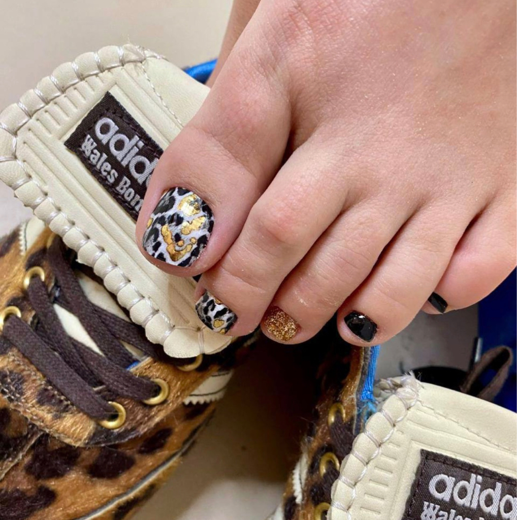 Педикюр с обработкой стопы, пальцев и покрытием