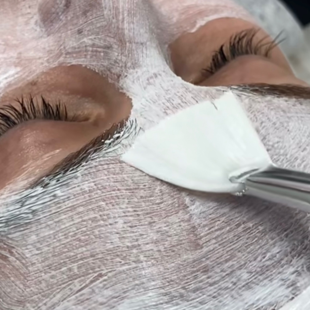 СУПЕРФУД (2) Комбинированная чистка лица с вакуумом + пилинг по типу кожи + 2 маски (питательная и увлажняющая)