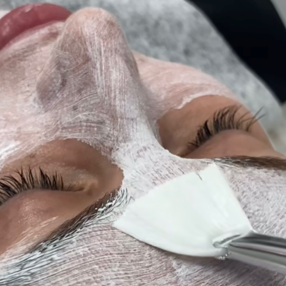 СУПЕРФУД (1) Комбинированная чистка лица + пилинг по типу кожи + 2 маски (питательная и увлажняющая). Уходовая процедура