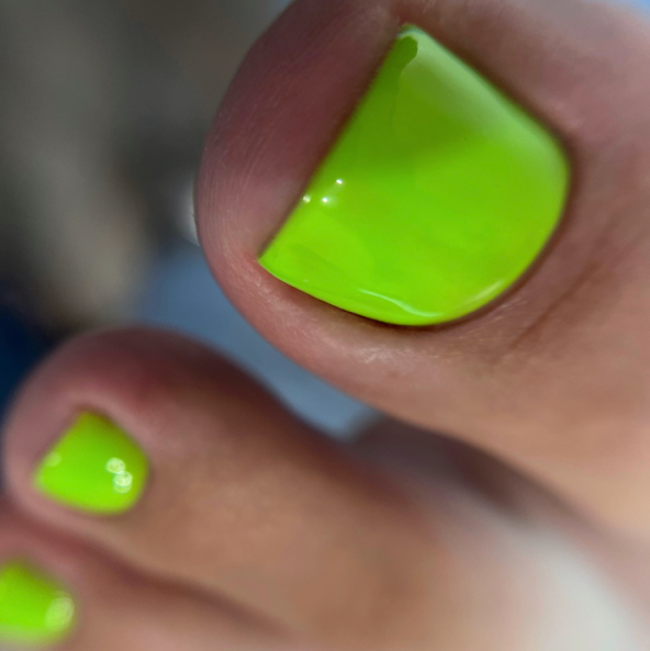 Педикюр полный(стопа+пальцы) с покрытием гель-лак.