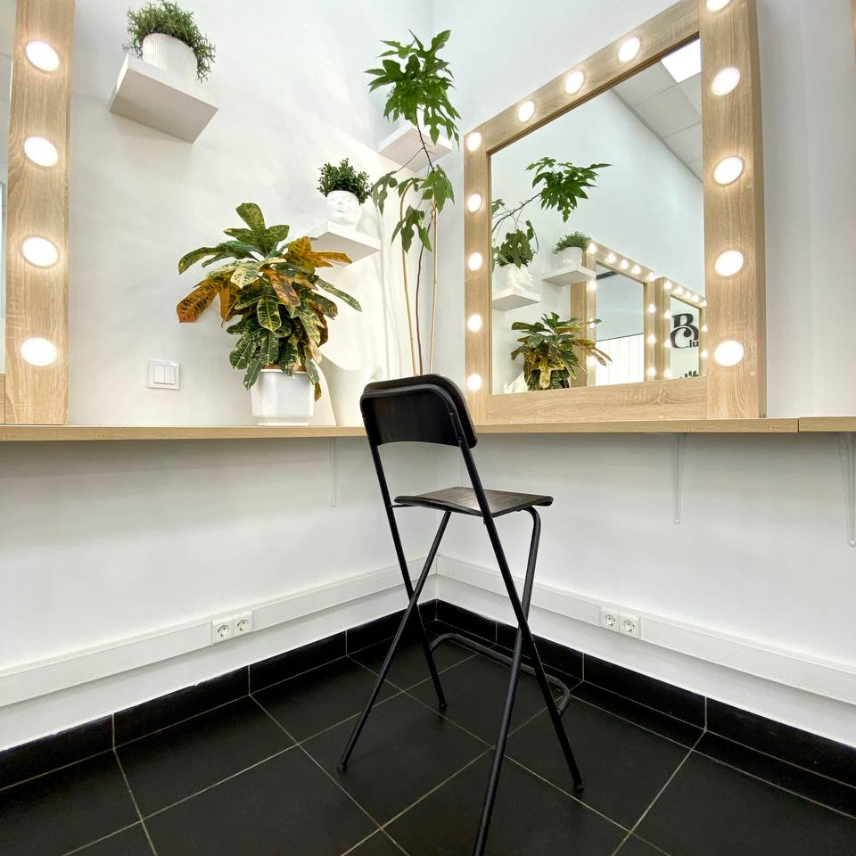 Визажист / lash&brow-мастер / место 4