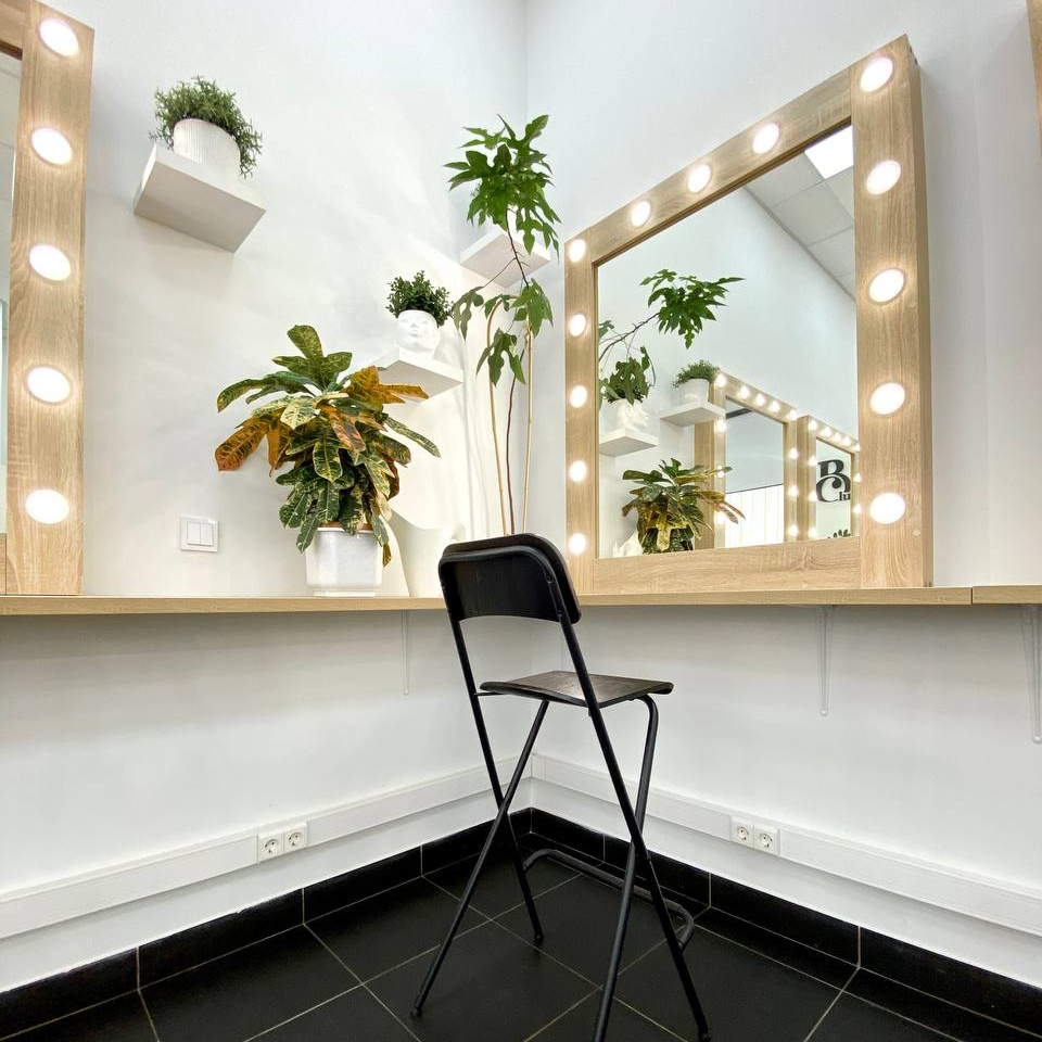 Визажист / lash&brow-мастер / место 3