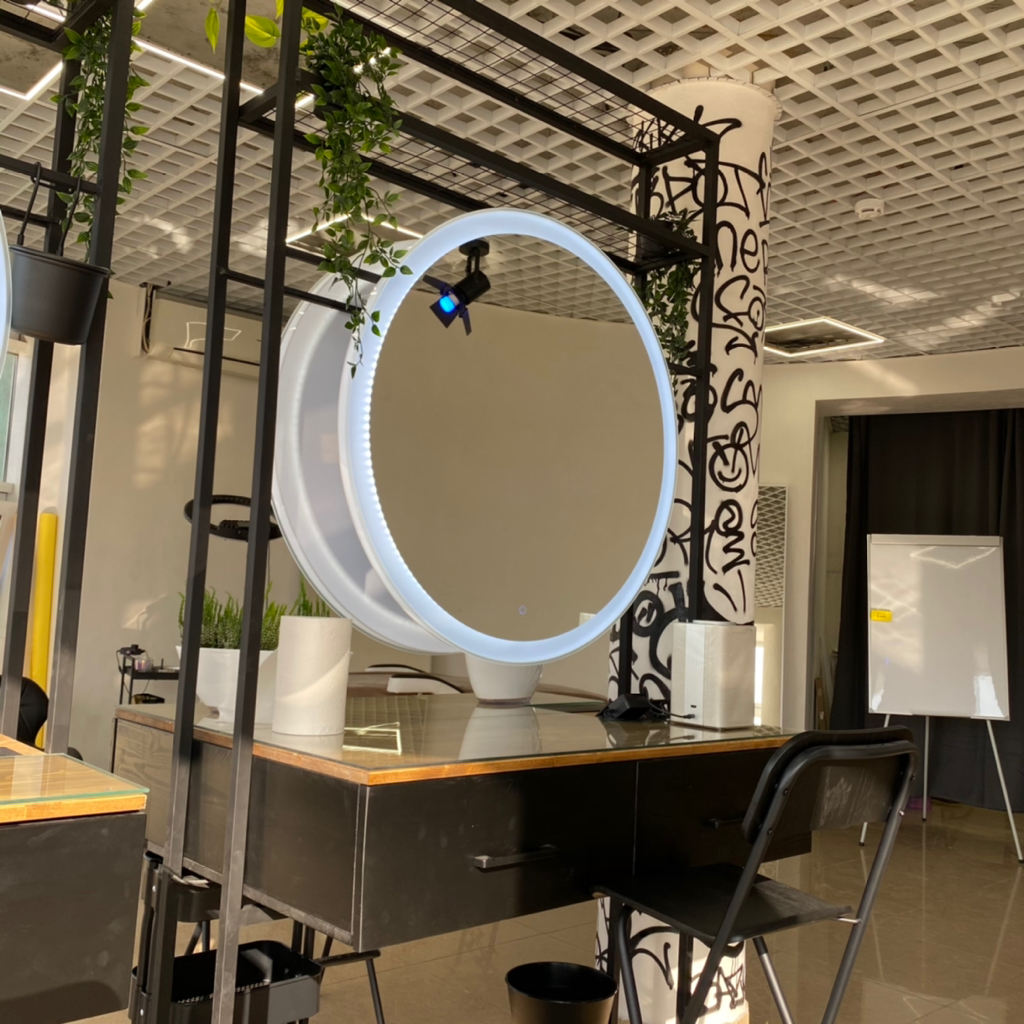 #2 Стол визажиста