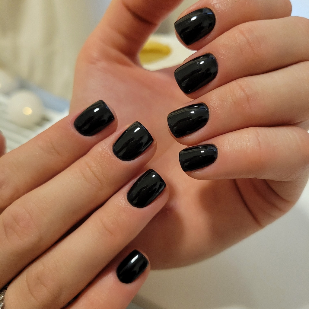 Маникюр с долговременным покрытием, база, длина короткая.