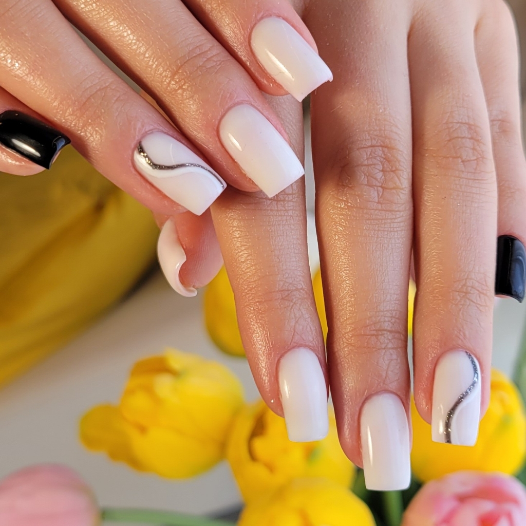 Маникюр с покрытием гель-лак  + минимальный дизайн