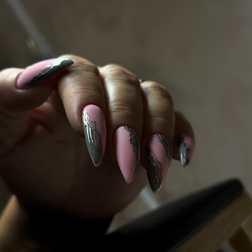 Комбинированный маникюр с покрытием гель лак (длинные ногти однотонные)

В стоимость входит укрепление и восстановление  архитектуры ногтя .