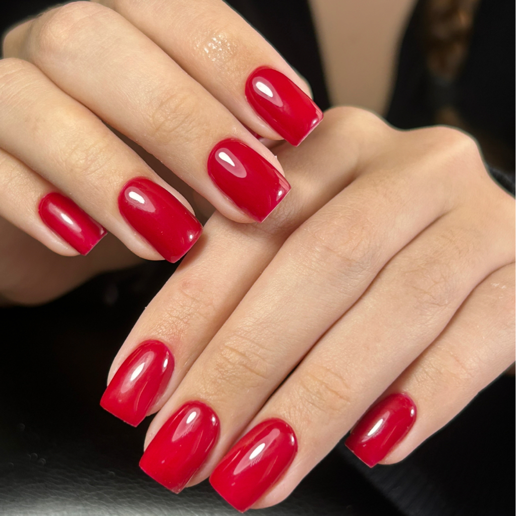 Маникюр с покрытием в один тон